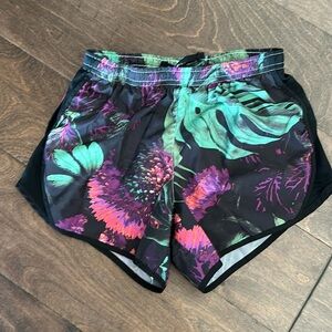 Girls Nike Plant Shorts M